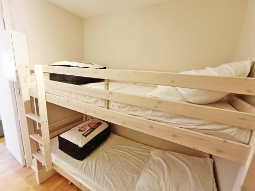 une chambre avec deux lits superposés dans une pièce dans l'établissement La bulle de Luchon, proche télécabine, 4 pers, à Luchon