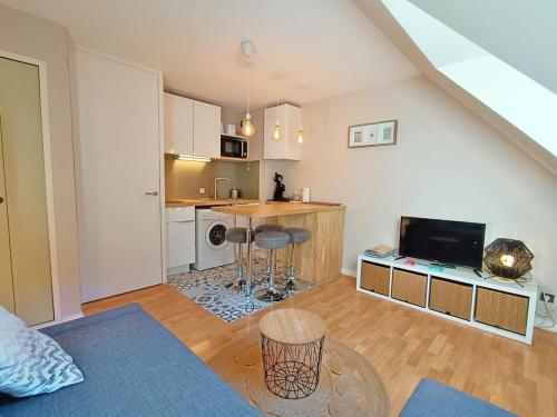 un salon avec une cuisine et un salon avec dans l'établissement La bulle de Luchon, proche télécabine, 4 pers, à Luchon