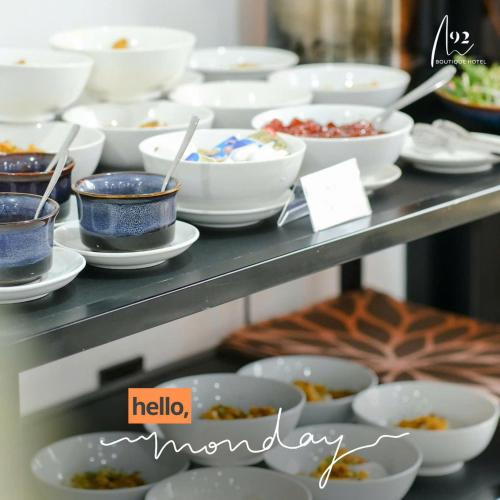 um bufê repleto de tigelas e pratos de comida em M92 Boutique Da Nang Beach Hotel em Da Nang