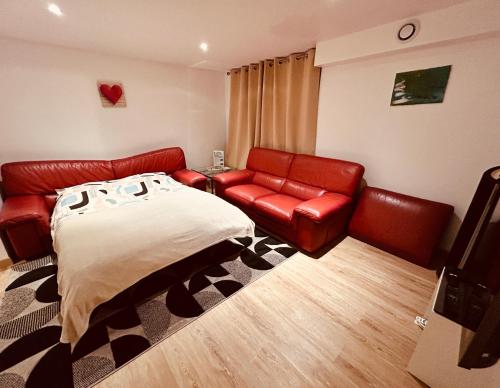 - un salon avec un canapé rouge et un lit dans l'établissement Red Rose of Summer-Garden Flat 60m2-Geneva & Lake & Mountains-Wilena Home,Full Love, à Chens-sur-Léman
