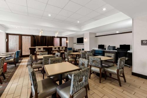 a restaurant with tables and chairs and a bar at Hampton Inn Pennsville in Pennsville