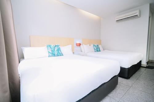 Ein Bett oder Betten in einem Zimmer der Unterkunft Swing & Pillows - Subang SS15