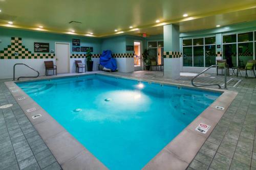 a large swimming pool in a hotel room at Hilton Garden Inn Denver Airport in Aurora