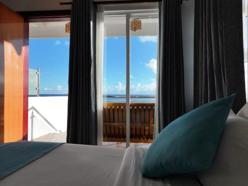 Cama o camas de una habitación en Reef Edge Thulusdhoo, Maldives