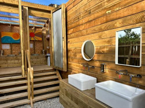 大圣科勒姆Lakeside Glamping Firecrest的木制浴室设有水槽和镜子