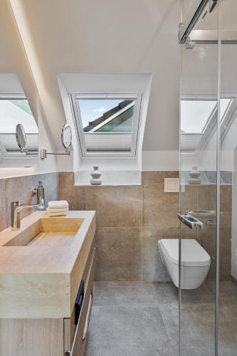 ein Badezimmer mit Waschbecken und Fenster in der Unterkunft Alte Schule Westerhever Kleinhörn in Westerhever