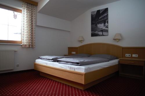 sypialnia z dużym łóżkiem w pokoju w obiekcie Appartment Danterhof w Mayrhofen