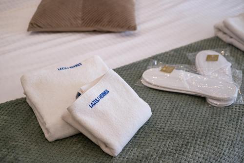Postel nebo postele na pokoji v ubytování Lazuli Hermes Apartments