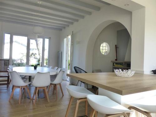 une cuisine et une salle à manger avec une table et des chaises dans l'établissement CAPBRETON. Villa BAKENSACK avec terrasse pour 12 personnes wifi gratuit, à Capbreton