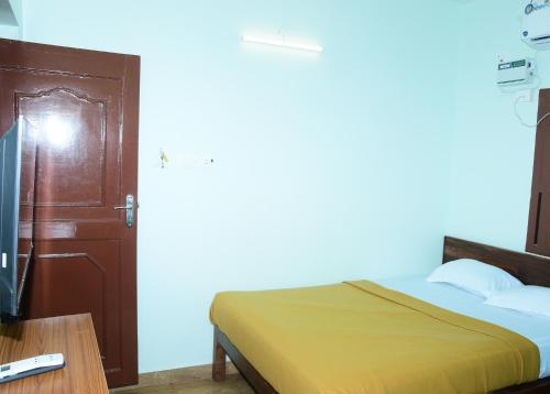 Ένα ή περισσότερα κρεβάτια σε δωμάτιο στο NKC Guest House