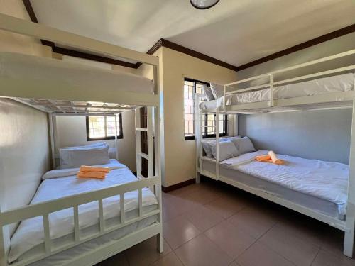 Ένα ή περισσότερα κρεβάτια σε δωμάτιο στο Townes Many Beds Home Near SM Lanang SMX Airport Samal Wharf