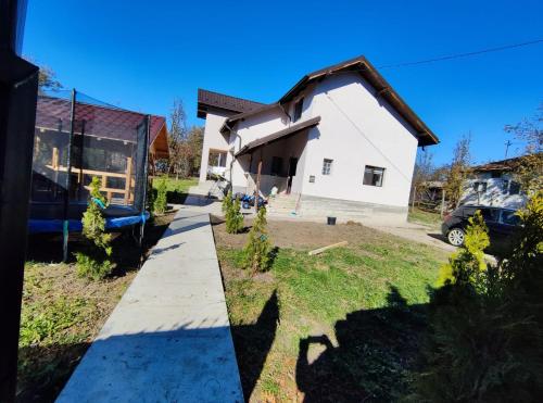 Blick auf das Haus von der Einfahrt aus in der Unterkunft Casa Noastra in Drajna de Sus