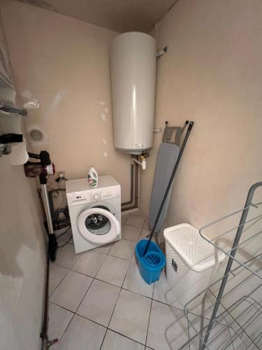 a laundry room with a washing machine and a washer at Maison de ville avec terrasse T3 6 couchages Arcachon in Arcachon