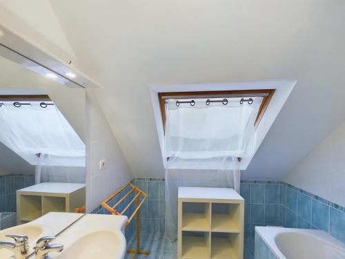une salle de bain avec un lavabo et un miroir dans l'établissement Penmarch Kerity, maison pour 9 avec jardin, à Penmarcʼh