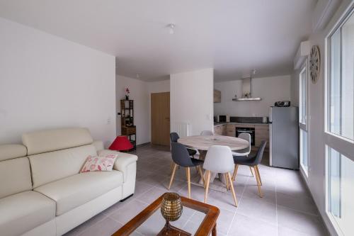 un salon avec un canapé blanc et une table dans l'établissement L'Escapade pornicaise - Joli appt à Pornic, à Pornic