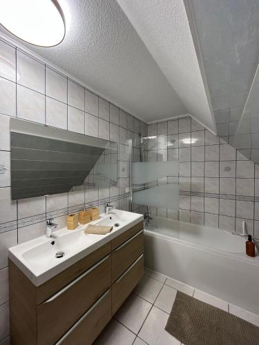 une salle de bain avec un lavabo et une baignoire et un lavabo dans l'établissement Maison de la Croix Blanche, à Colmar