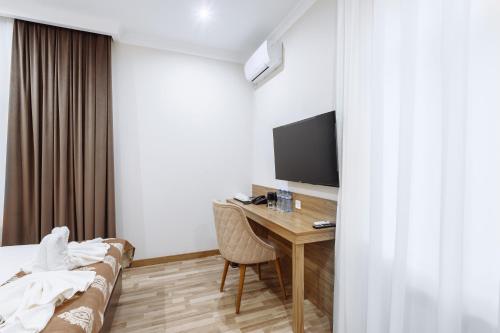 Televisyen dan/atau pusat hiburan di Sofiya Tashkent Hotel