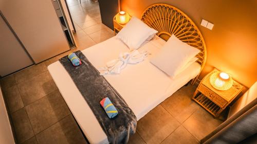 an overhead view of a bedroom with a white bed at Leu Burgot 1 - 3 étoiles - T2 - Front de mer & centre ville - Appt 13 in Saint-Leu