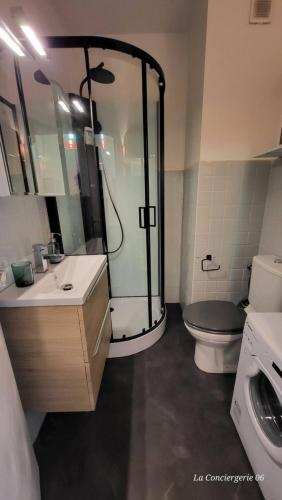 une salle de bain avec une douche, des toilettes et un lavabo dans l'établissement CANNES STUDIO - wifi, clim, à Cannes