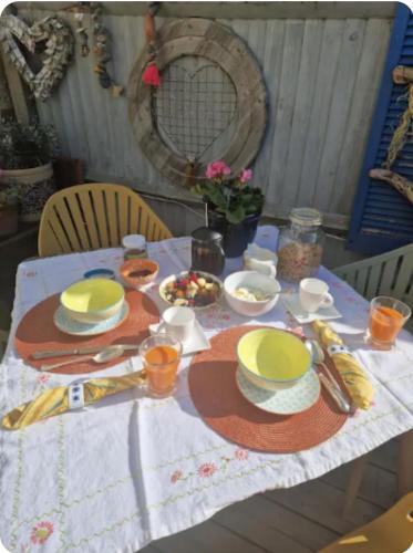 une table avec des assiettes et des bols de nourriture dans l'établissement Imogens Bed & Breakfast, à Seaford