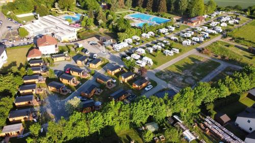una vista aérea de un aparcamiento con coches aparcados en Sommer Chalet 28, en Nabburg