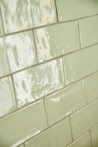 La salle de bains est pourvue d'un mur en carrelage blanc. dans l'établissement RI 1 - F3 Le Paradis caché à Mulhouse-1 à 5 personnes, à Mulhouse