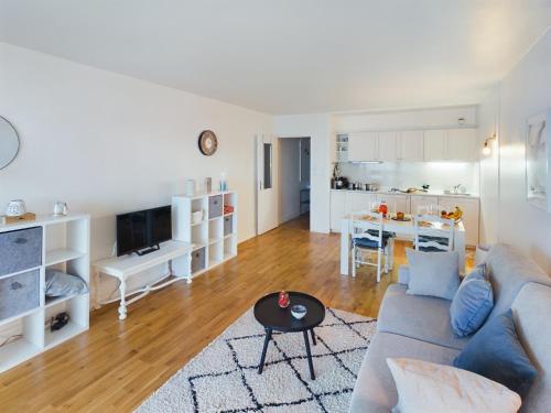 un salon avec un canapé et une table dans l'établissement -BLUE- Studio avec vue mer et parking, à Concarneau