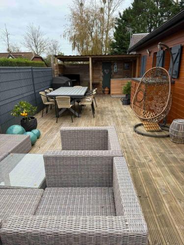 d'une terrasse avec une table, des chaises et une table de pique-nique. dans l'établissement Attractive 3-rooms cottage with terrace, à Cabourg