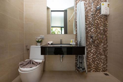 Koupelna v ubytování Lively Stay at Vibrant Kata, 4BR Pool Villa B2 near Beach - UTK2