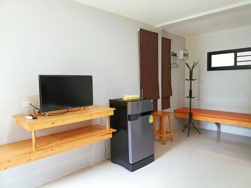 Televisyen dan/atau pusat hiburan di บ้านเราอุทัยธานี โฮมสเตย์