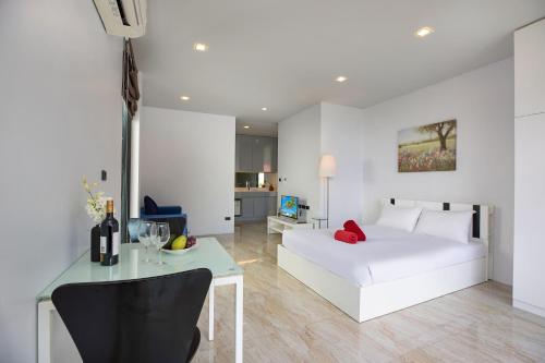 Katil atau katil-katil dalam bilik di Lively Stay at Vibrant Kata, 4BR Pool Villa B2 near Beach - UTK2