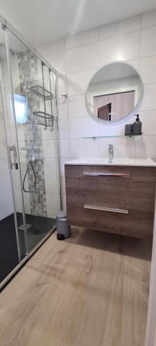 a bathroom with a sink and a mirror at Gîte des Forges, au cœur d'une cité médiévale in Moncontour