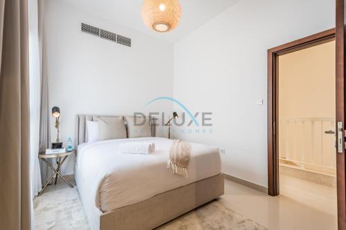 a bedroom with a bed with a sign that reads die love homes at Elegant 4BR Villa with Assistant Room in Al Dana Island, Sharm, Fujairah by Deluxe Holiday Homes in Fujairah