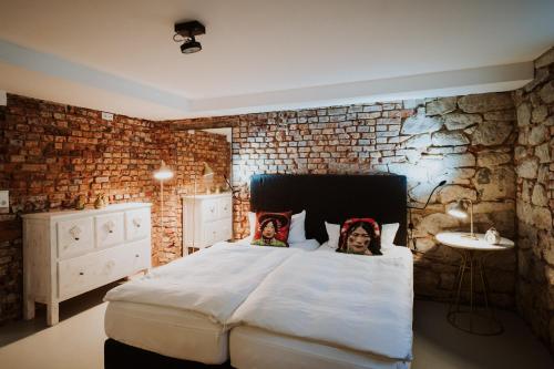 バート・ザルツフレンにあるAppartements EICHENHOFのベッドルーム1室(ベッド1台、2名用)