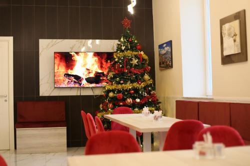 a christmas tree in a restaurant with a fireplace at AuRoom in Naples
