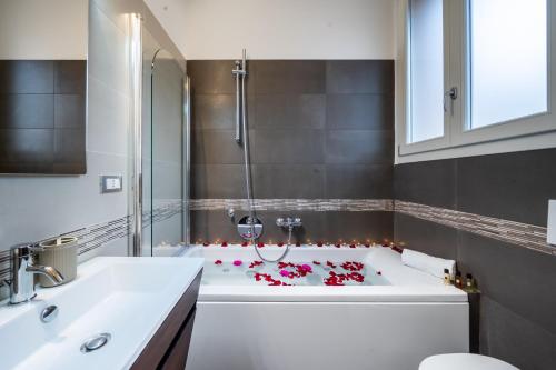 Ένα μπάνιο στο LUXURY FLAT and FREE PARKING