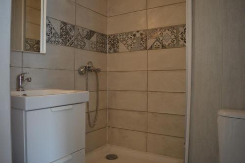 une salle de bain avec douche et lavabo dans l'établissement Appartement 2 pièces 4 couchages ST CYPRIEN PLAGE SC510-14D1, à Saint Cyprien Plage