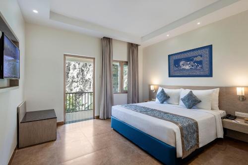 a bedroom with a large bed and a large window at Sterling Corbett in Marchula