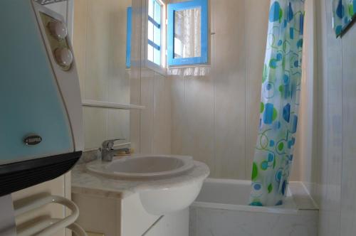 une salle de bain avec un lavabo et un rideau de douche dans l'établissement 2 Pièces ST CYPRIEN SC020-114, à Saint Cyprien Plage