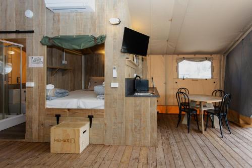 Kuchyň nebo kuchyňský kout v ubytování Great Ocean Road Glamping