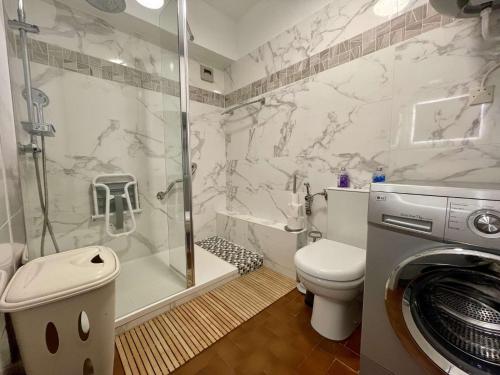 une salle de bain avec douche et machine à laver dans l'établissement Appartement 2 pièces - 5 couchages ST CYPRIEN PLAGE SC0005-025, à Saint Cyprien Plage