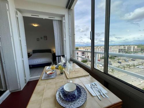 Cette chambre dispose d'une table et d'un balcon avec vue. dans l'établissement Appartement 2 pièces - 5 couchages ST CYPRIEN PLAGE SC0005-025, à Saint Cyprien Plage