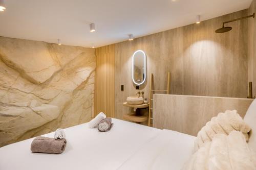 une salle de bain avec un lit, un lavabo et un miroir dans l'établissement Magnifique Loft Paris, à Paris