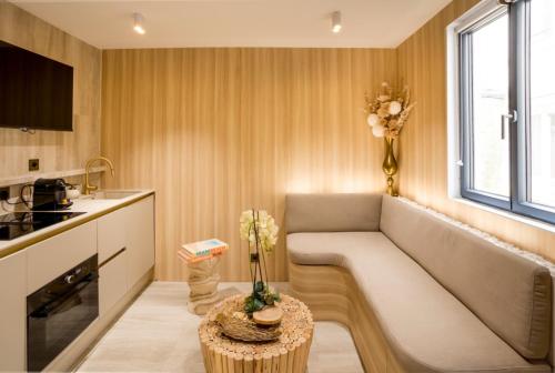 un salon avec un canapé et une table dans l'établissement Magnifique Loft Paris, à Paris