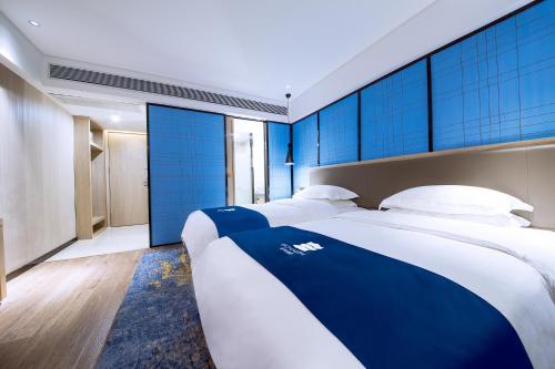 Ένα ή περισσότερα κρεβάτια σε δωμάτιο στο Echarm Hotel Guigang Wanda High Speed Railway Station