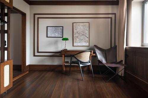 a living room with a desk and two chairs at Numa Berlin Potsdamer Platz in Berlin