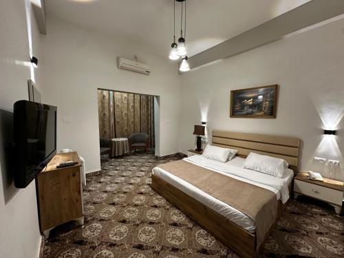 Postel nebo postele na pokoji v ubytování Shepherd Hotel