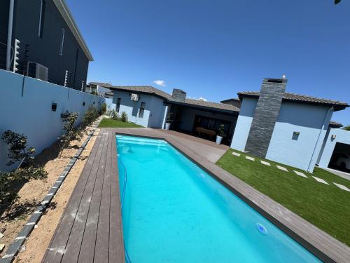 een zwembad in de achtertuin van een huis bij Tinchley Havanna, Luxury 3 Bedroom home in Kaapstad