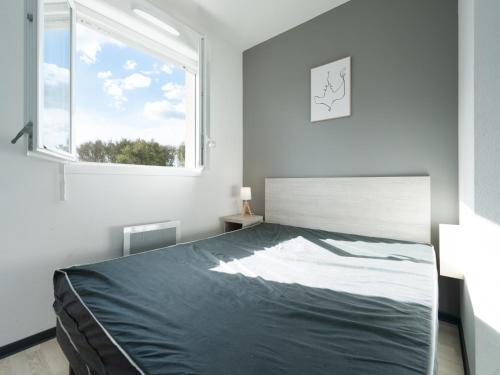 une chambre avec un grand lit et une fenêtre dans l'établissement La Dune N 59 - Villa 3P6, à Sérignan