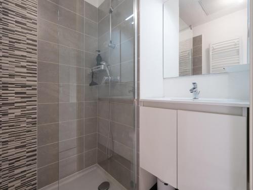 une salle de bain avec douche et lavabo dans l'établissement La Dune N 59 - Villa 3P6, à Sérignan